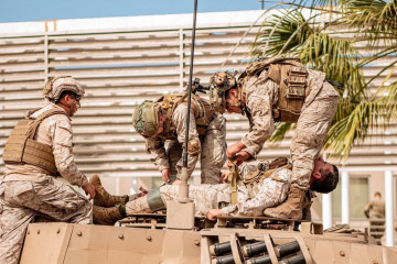 La tripulación de la Escuela de Caballería Blindada realizando evacuación de herido simulado desde el interior de la torre de un tanque Firma Ejército de Chile