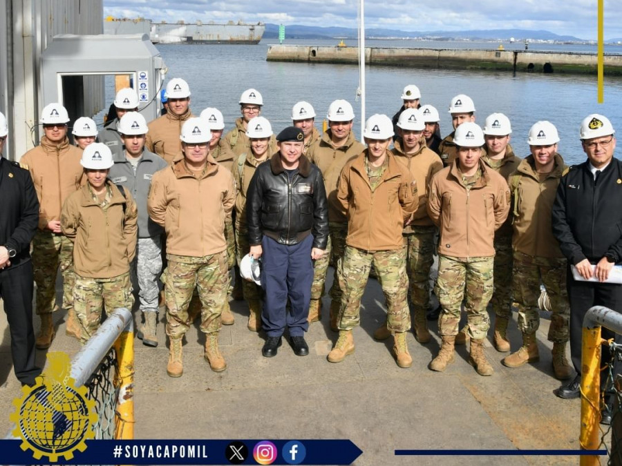 Alumnos del III Curso Regular de Ingeniería en Asmar Talcahuano Firma Academia Politécnica Militar del Ejército de Chile