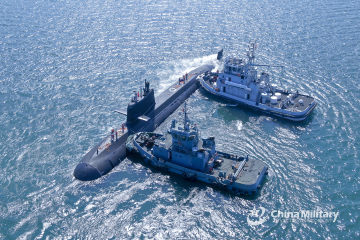 Dos remolcadores maniobran sobre un submarino chino. Foto. e Zhang Nan   Ministerio de de Defensa chino