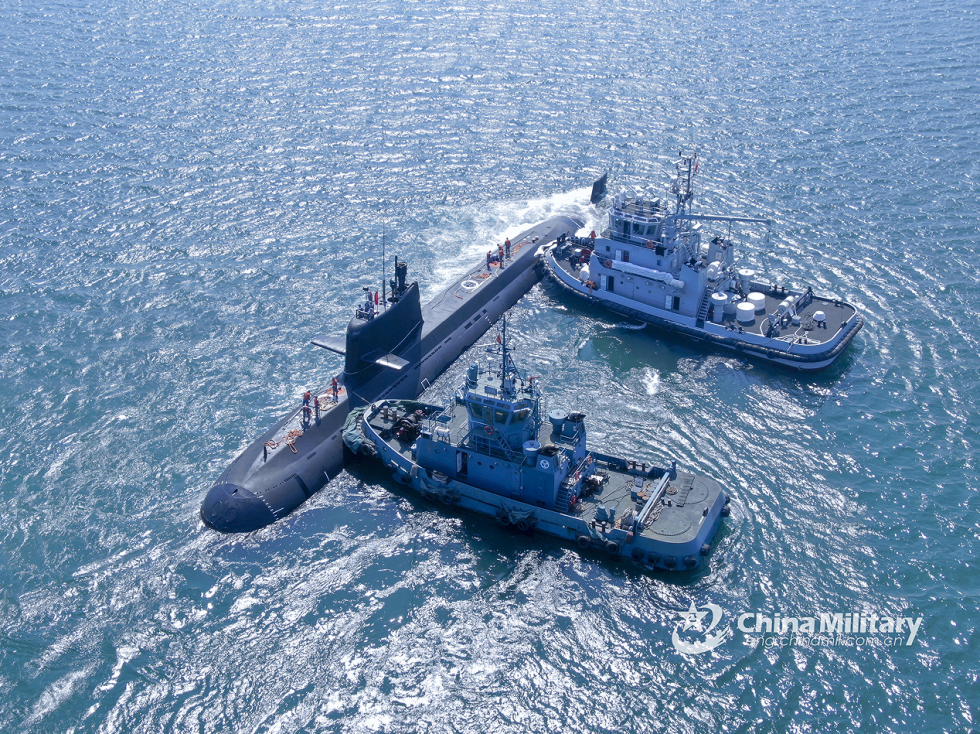 Dos remolcadores maniobran sobre un submarino chino. Foto. e Zhang Nan   Ministerio de de Defensa chino