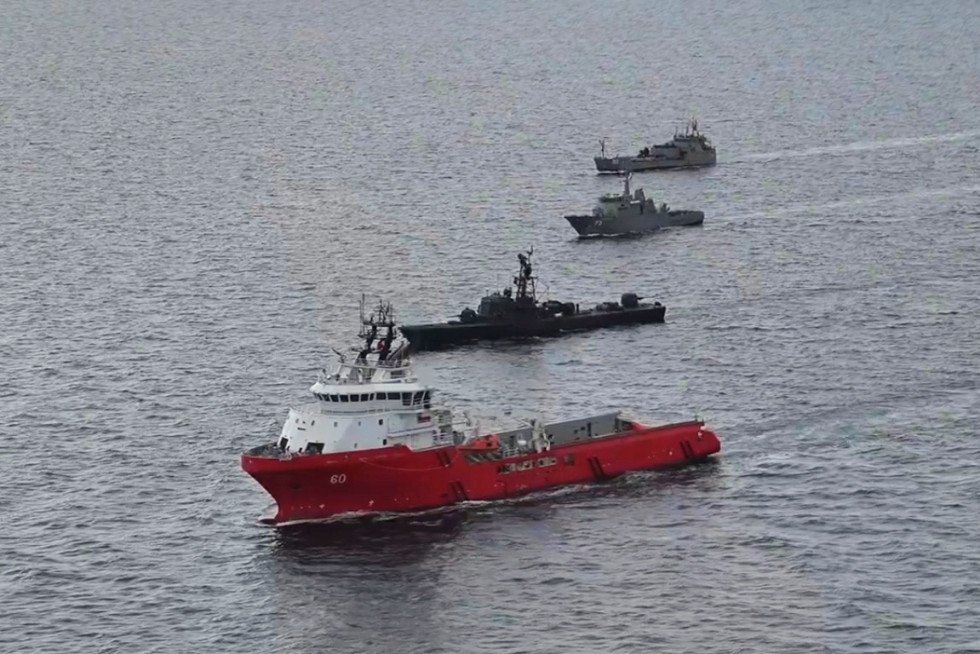 Navegación de unidades de la Tercera Zona Naval en el Estrecho de Magallanes Firma Armada de Chile