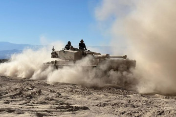 Alumno en clase práctica del curso de conductor de tanque Leopard 2A4 Firma Escuela de Caballería Blindada del Ejército de Chile