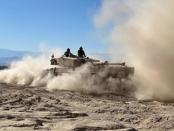 Alumno en clase práctica del curso de conductor de tanque Leopard 2A4 Firma Escuela de Caballería Blindada del Ejército de Chile