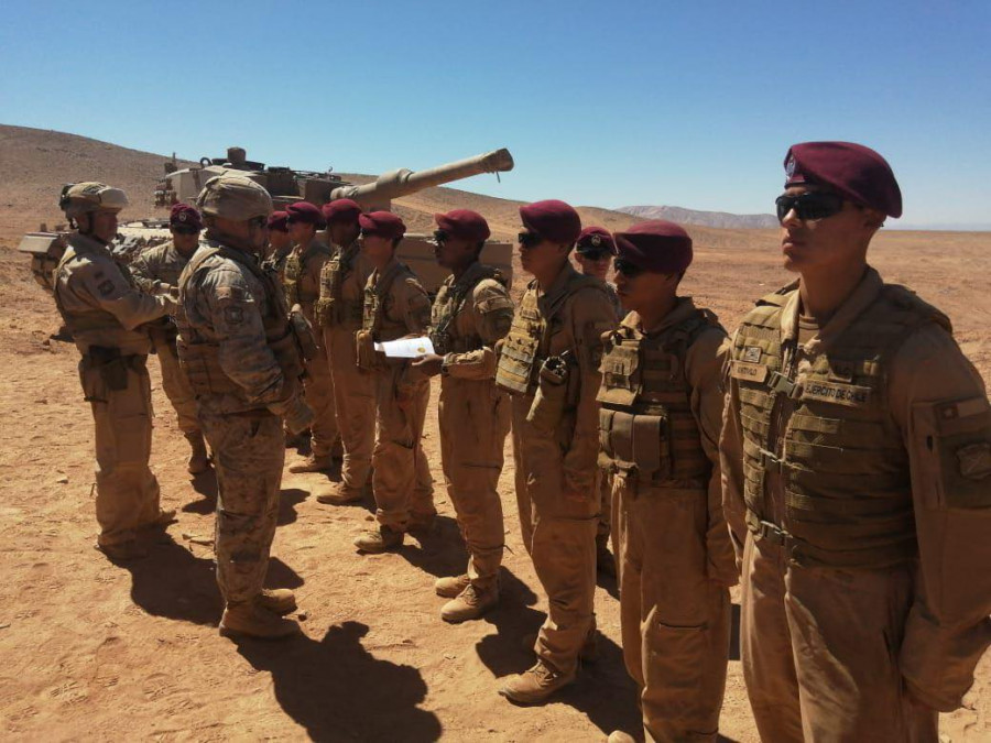 Entrega de diplomas a los graduados del curso de municionero de tanque Leopard 2A4 Firma Ejército de Chile