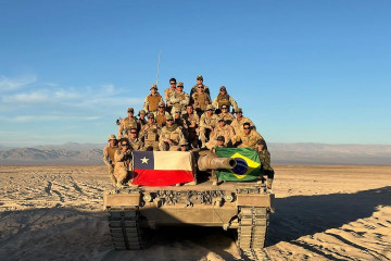 Oficiales del Exército Brasileiro en el curso técnico en operación de los sistemas de armas Leopard 2A4 y Leopard 1V Firma Escuela de Caballería Blindada del Ejército de Chile