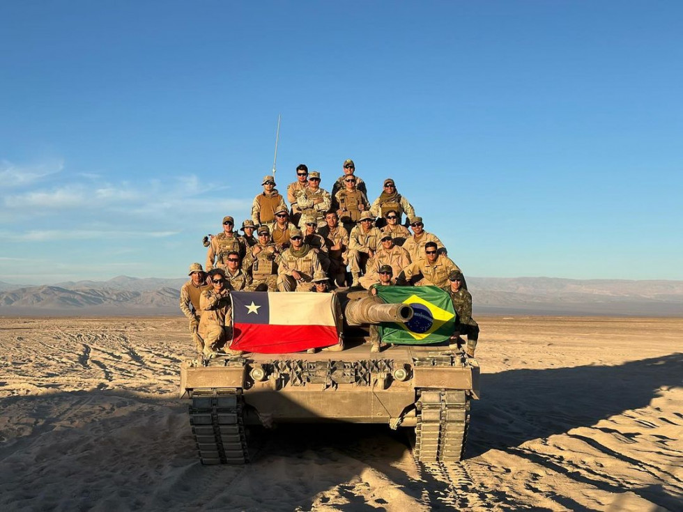 Oficiales del Exército Brasileiro en el curso técnico en operación de los sistemas de armas Leopard 2A4 y Leopard 1V Firma Escuela de Caballería Blindada del Ejército de Chile