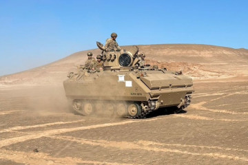 Alumnos del curso de patrullero mecanizado tripulando un carro AIFV Firma Ejército de Chile