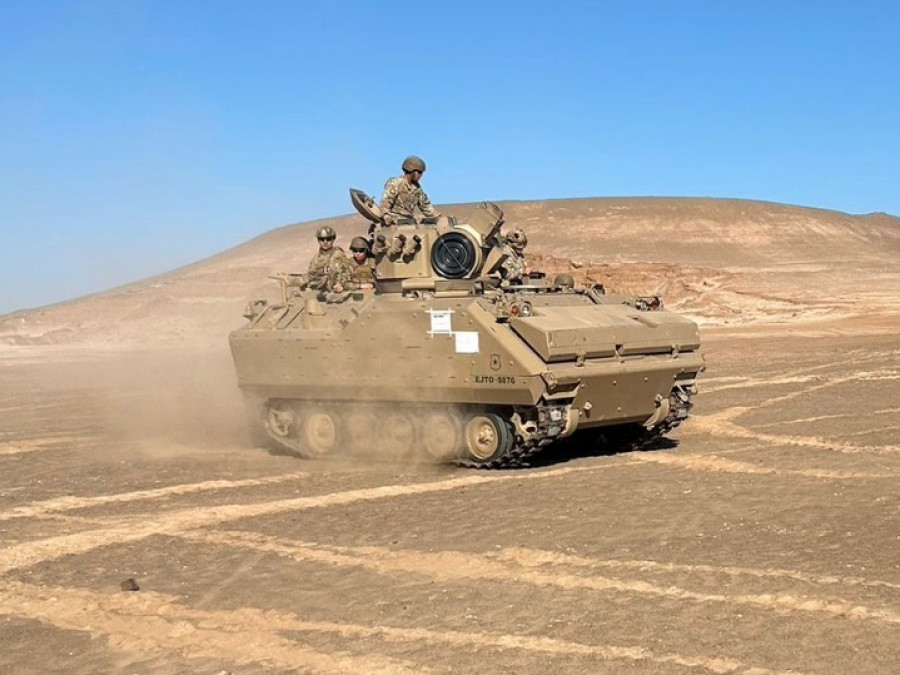 Alumnos del curso de patrullero mecanizado tripulando un carro AIFV Firma Ejército de Chile