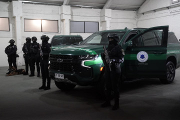 Presentación de los vehículos blindados Chevrolet Suburban 4x4 2024 del Equipo de Traslado de Alto Riesgo Firma Subsecretaría de Justicia de Chile