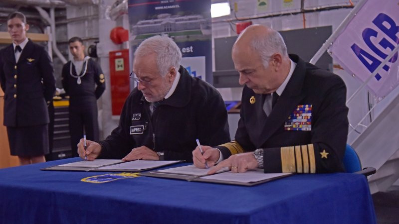 Firma de acuerdo Hielo V Firma Armada de Chile