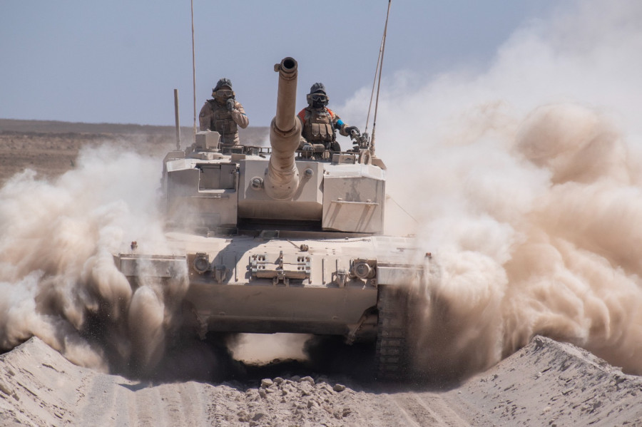 Tripulación de tanque Leopard 2A4 demuestra sus habildades en cancha de conducción Firma Ejército de Chile