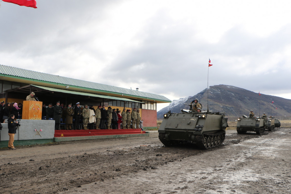 Desfile de carros M113 en el 201 aniversario del Destacamento Acorazado Nu00b05 Lanceros Firma Municipalidad de Puerto Natales