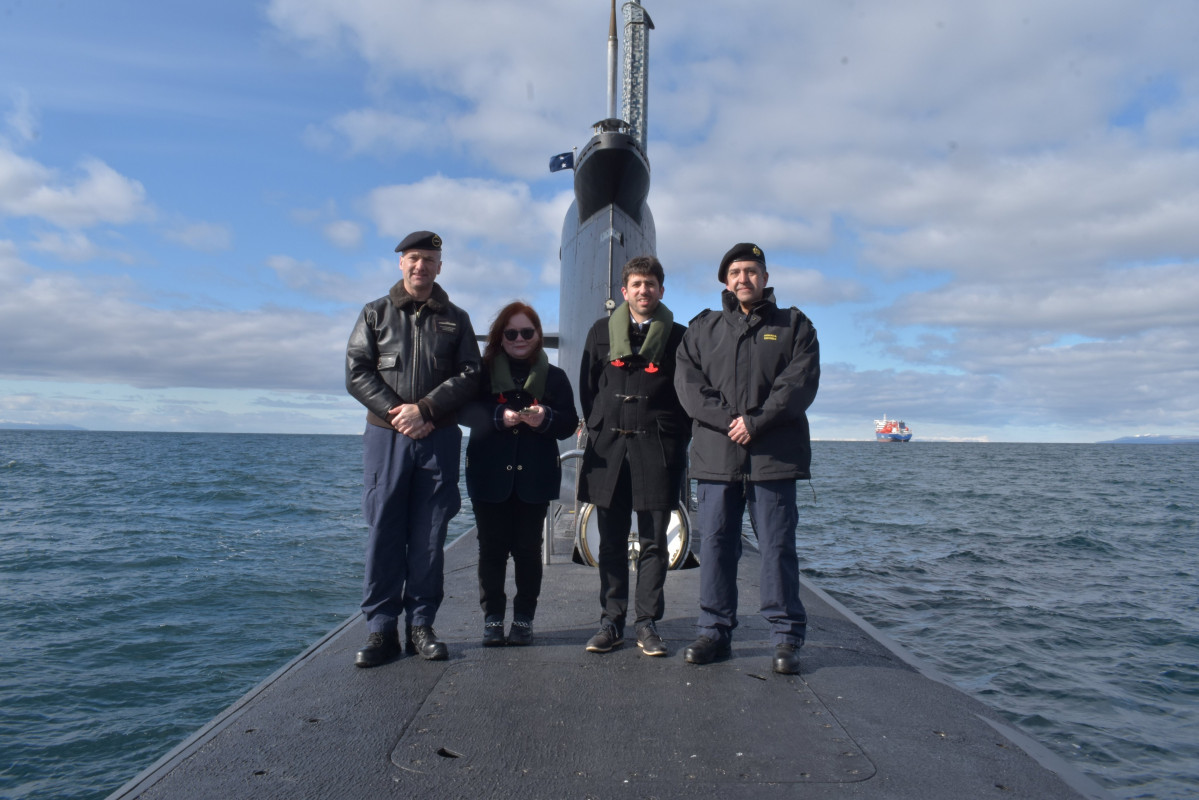 Visita del comandante en jefe de la Tercera Zona Naval y autoridades de Magallanes al submarino SS 22 General Carrera en Punta Arenas Firma Armada de Chile