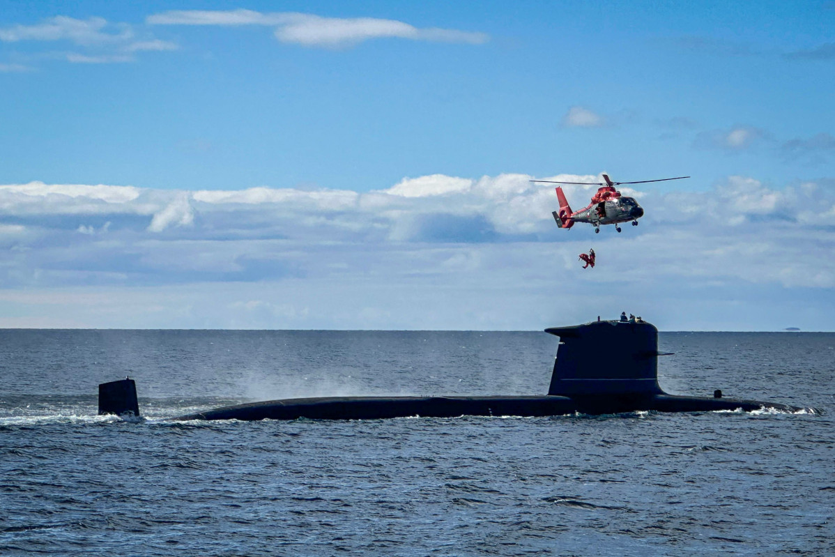 Izamiento de herido simulado desde la vela del submarino SS 22 General Carrera Firma Armada de Chile