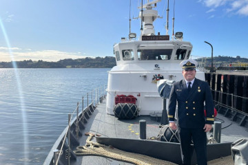 Teniente 2° Erick Arrunátegui en la LSG 1622 Chiloé Firma Armada de Chile