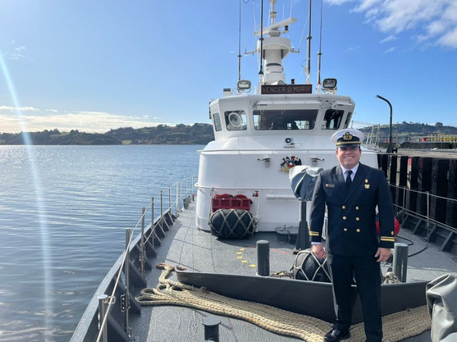 Teniente 2° Erick Arrunátegui en la LSG 1622 Chiloé Firma Armada de Chile