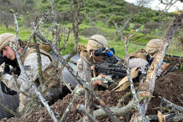 Sirviente de ametralladora FN Herstal Minimi del Regimiento N°16 Talca empleando la mira nocturna Artemis en el ejercicio FTX Defensa Urízar Firma Ejército de Chile