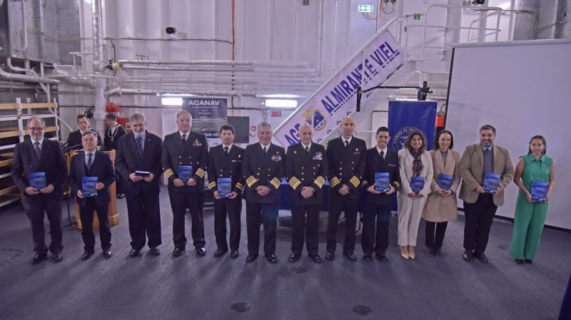 Coautores con una copia del libro Firma Armada de Chile