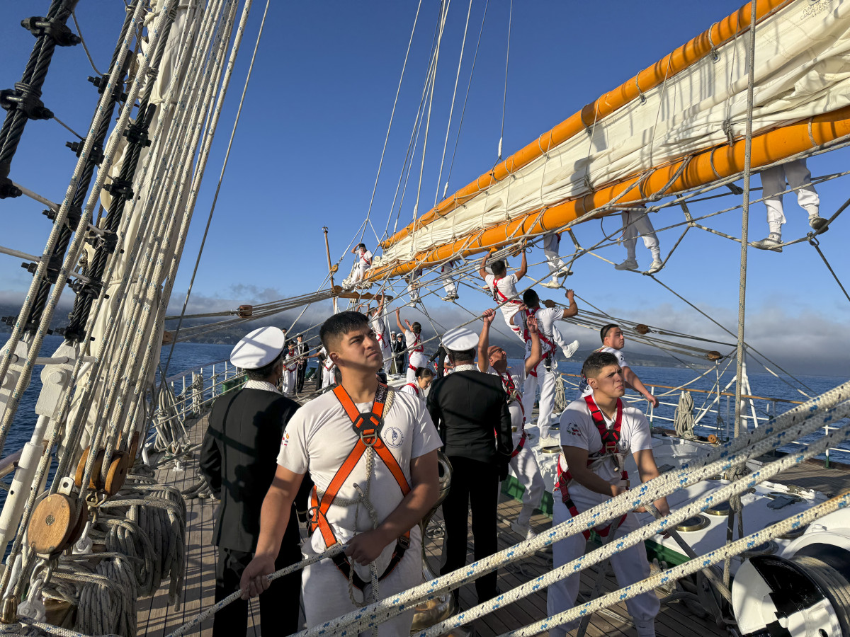 Tripulantes en maniobras veleras en su navegaciu00f3n por la costa de Valparau00edso Firma Armada de Chile