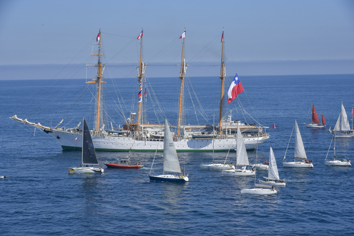 La unidad fue recibida por embarcaciones que la acompau00f1aron en su navegaciu00f3n por la costa Firma Armada de Chile