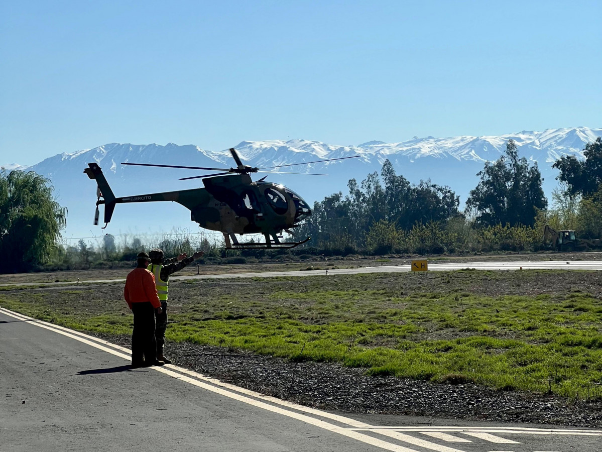 Helicóptero MD 530F de la Brigada de Aviación empleado en la evaluación final del programa de instrucción de Operador de Sitios de Aterrizaje Firma Ejército de Chile