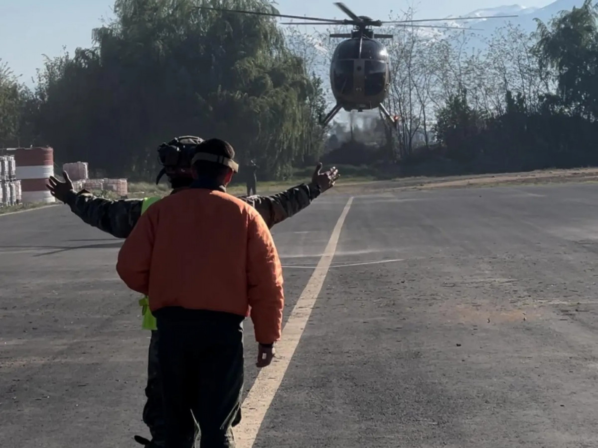 Alumno guiando a un piloto en la etapa de aproximaciu00f3n de un helicu00f3ptero MD 530F a la pista del aeru00f3dromo La Independencia de Rancagua Firma Comando de Operaciones Especiales del Eju00e9rcito de Chile