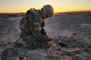 Alumno de la Escuela de Ingenieros  prepara una carga para la destrucción de armamento explosivo Firma Comando de Educación y Doctrina del Ejército de Chile