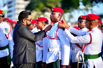 Guyana FzaDefensa Oficiales graduacion Office of the President