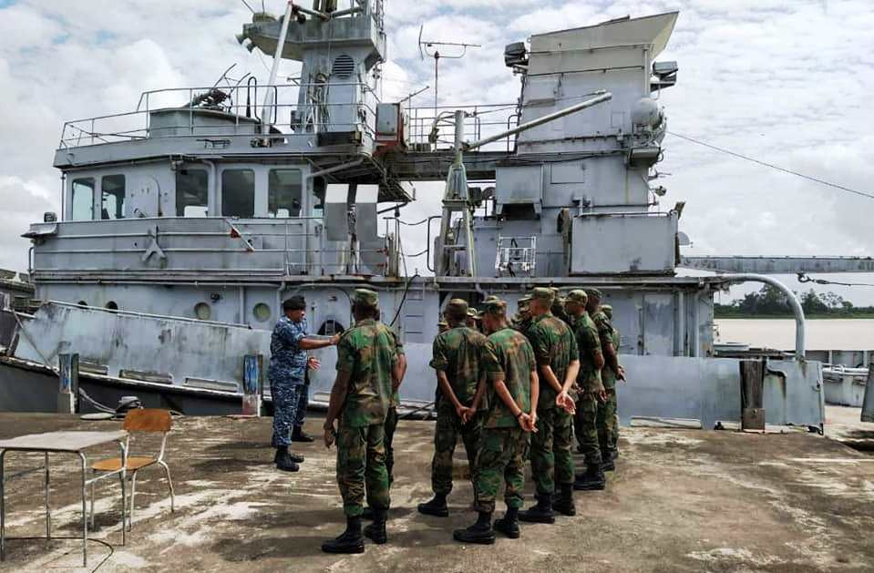 Surinam Marina Remolcador SurinaamseMilitaireSchool