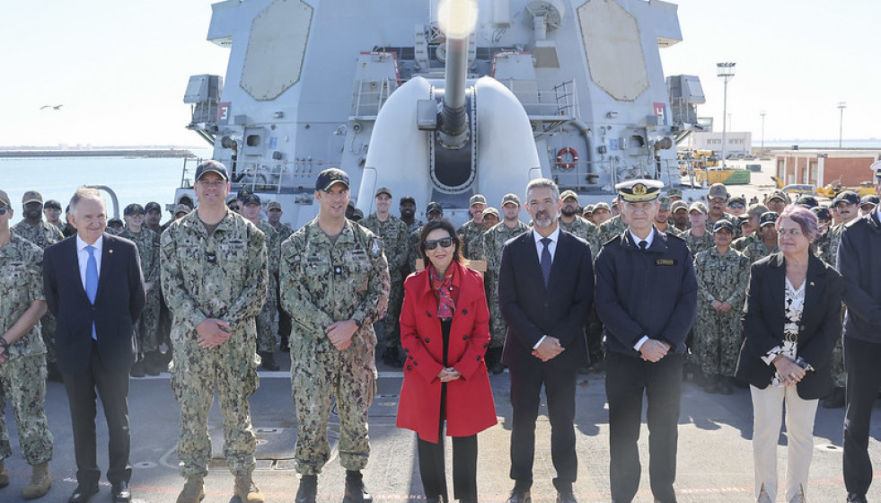 La ministra de Defensa visita el destructor Oscar Austin