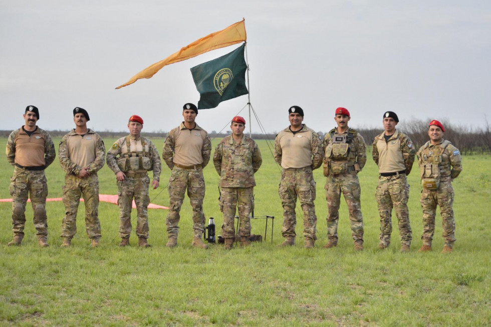 Paracaidistas de la BOE Lautaro y de la IV Brigada Aerotransportada del Ejército Argentino en el ejercicio Salto Combinado de Paracaidistas Firma Ejército de Chile