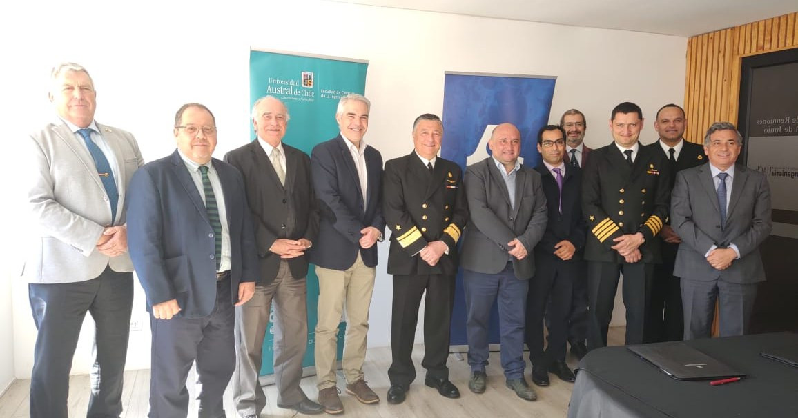 Representantes de la UACh y Asmar en la firma del acuerdo Foto Universidad Austral de Chile