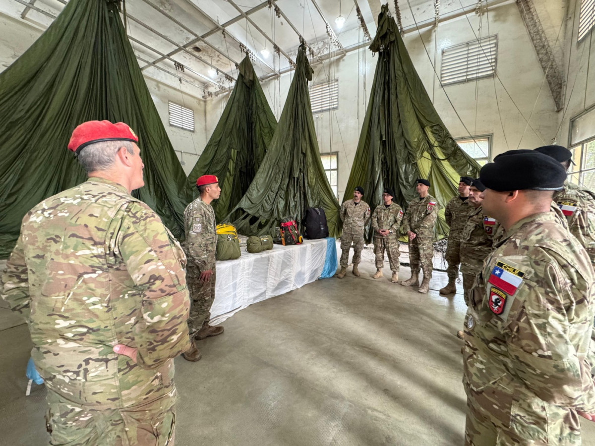 Paracaidistas de la BOE Lautaro en las instalaciones de la IV Brigada Aerotransportada del Eju00e9rcito Argentino Firma Eju00e9rcito de Chile