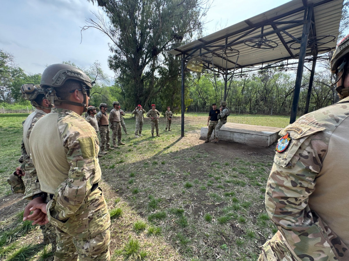 Paracaidistas de la BOE Lautaro en actividades de preparaciu00f3n en tierra antes del salto de paracaidistas Firma Eju00e9rcito de Chile