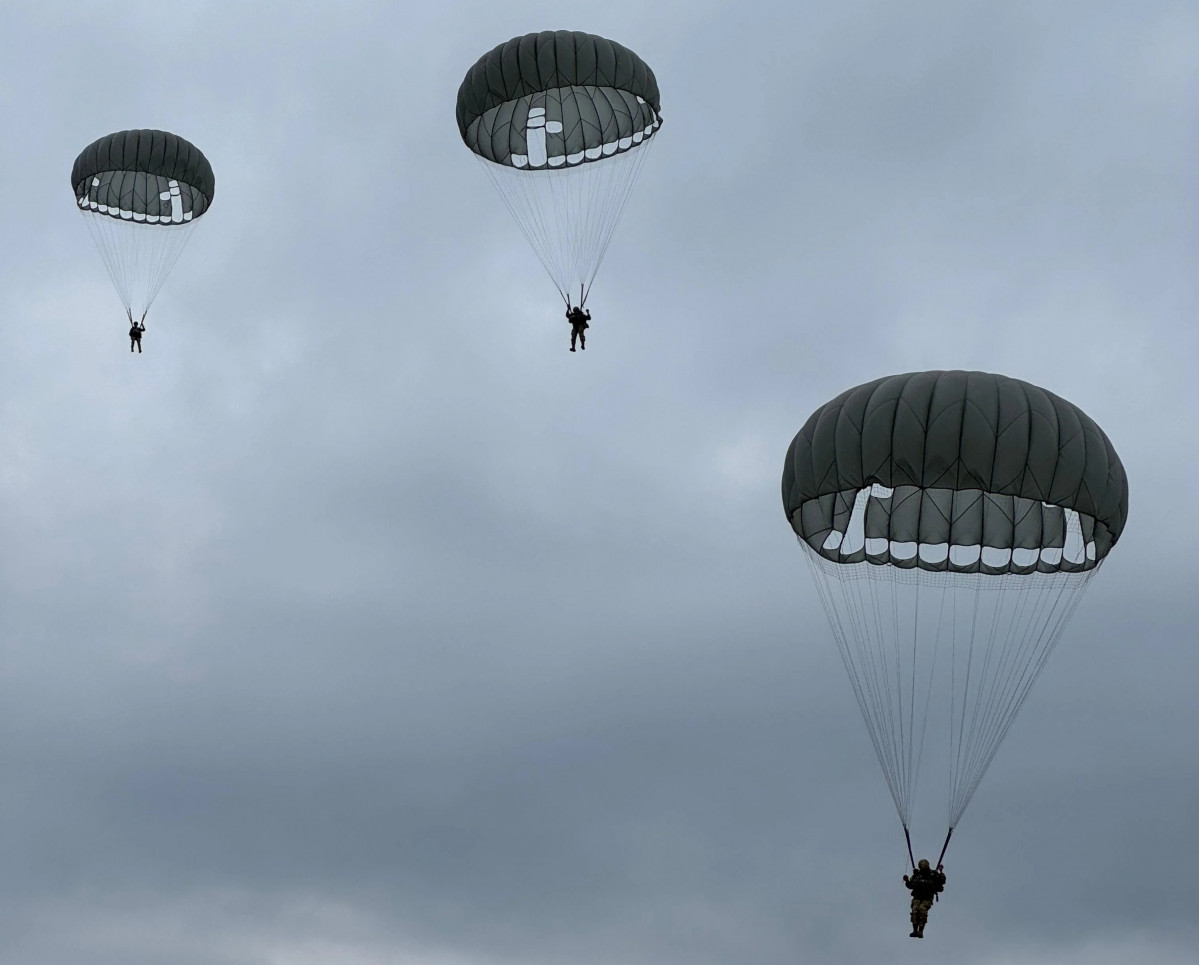 Salto de paracaidistas desde un Airbus C 212 100 de la Aviaciu00f3n del Eju00e9rcito Argentino Firma Eju00e9rcito de Chile