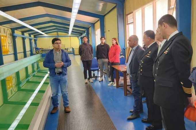 Representantes de Asmar en el Canal de Ensayos del Hidrodinu00e1micos del Instituto de Ciencias Navales y Maru00edtimas Firma Universidad Austral de Chile