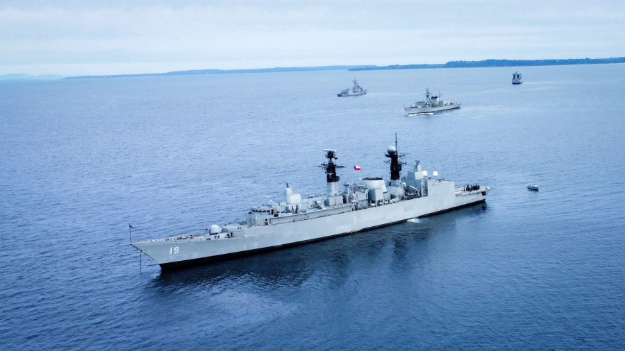 Los buques de la Escuadra Nacional en la bahía de Puerto Montt Firma Armada de Chile