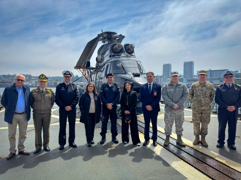 Autoridades polu00edticas y militares de la Regiu00f3n de Los Lagos en la cubierta de vuelo de la fragata FF 19 Almirante Williams en el marco de la visita de los buques de la Escuadra Nacional Firma Armada de Chile