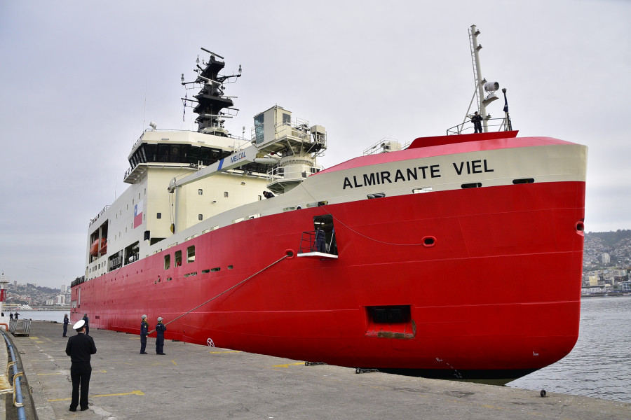 AGB 46 Almirante  Viel en el molo de abrigo de Valparaíso Firma Armada de Chile