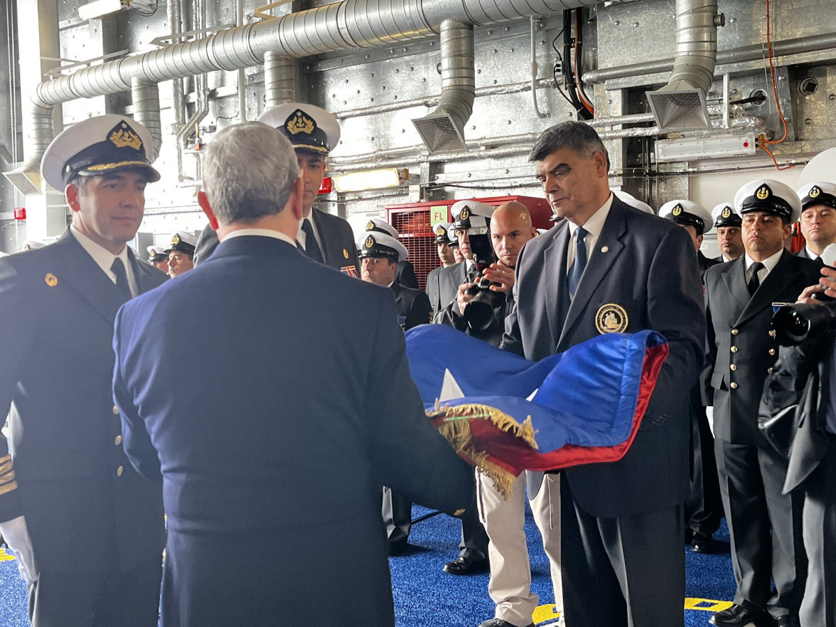 Entrega del pabellu00f3n de combate al comandante del AGB 46 Almirante Viel Firma Liga Maru00edtima de Chile