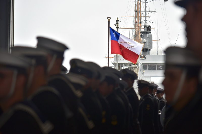 Pabellu00f3n de combate izado en la popa del rompehielos AGB 46 Almirante Viel Firma Armada de Chile