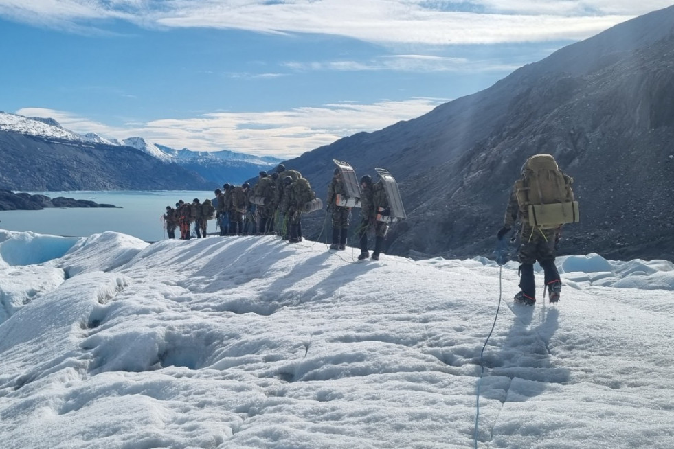 Personal de la CAD N°20 Cochrane en Campos de Hielo Sur Firma Ejército de Chile