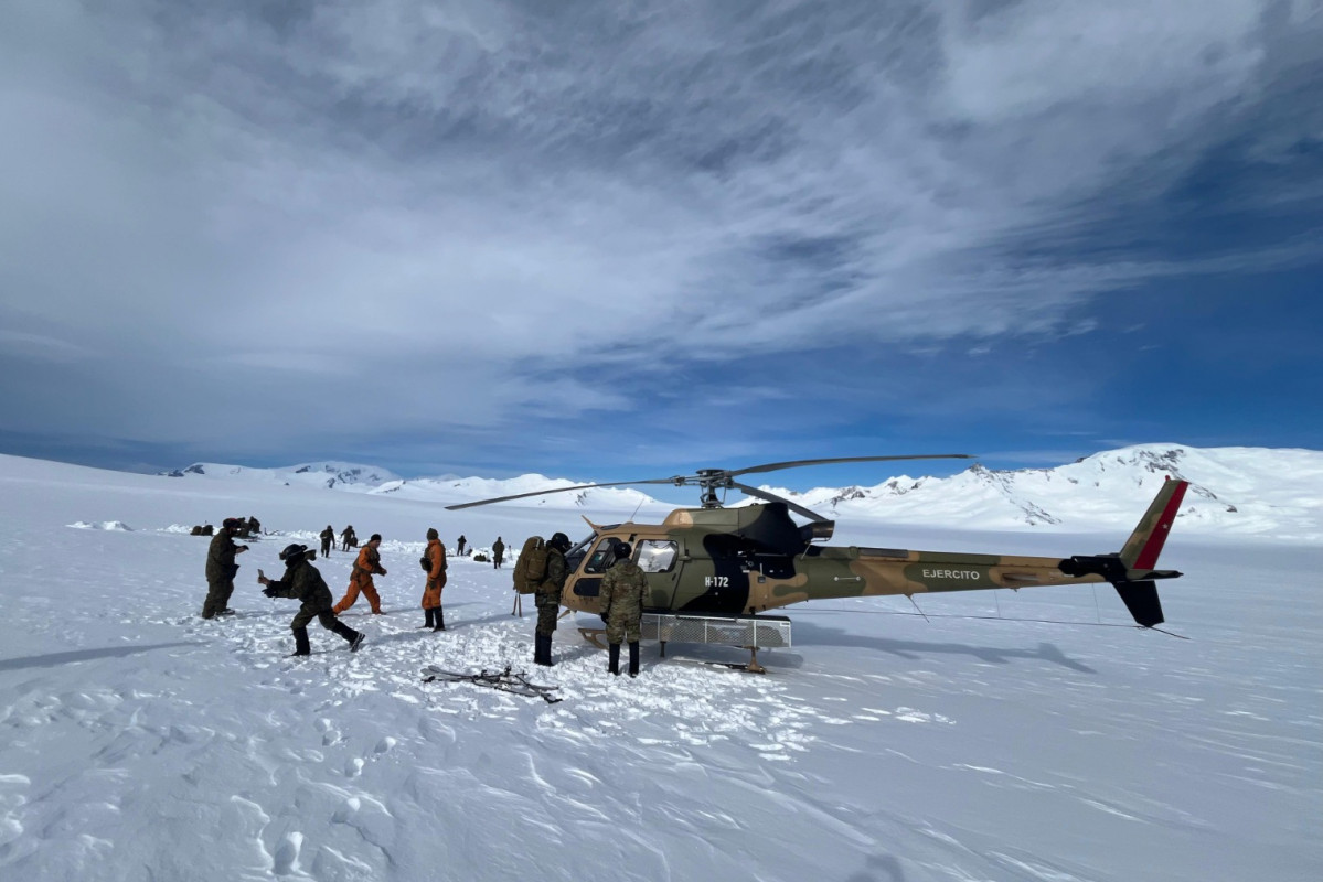 Helicu00f3ptero AS350B3 Ecureuil en Campos de Hielo Sur Firma Eju00e9rcito de Chile