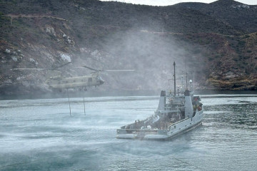 Buque Mar Caribe junto a un Chinook F