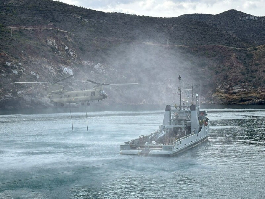 Buque Mar Caribe junto a un Chinook F