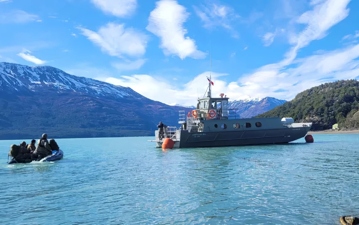 Lancha Capitu00e1n Ihl en lago OHiggins Firma Eju00e9rcito de Chile