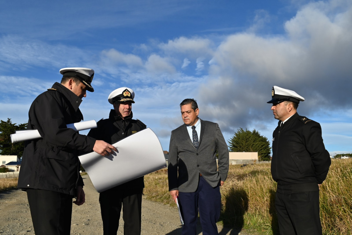 Contraalmirante José Miguel Hernández Firma Armada de Chile