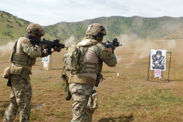 Personal realizando práctica de tiro con fusiles de asalto Galil ACE 22 N C equipados con mira Meprolight Mepro M21 Firma Ejército de Chile