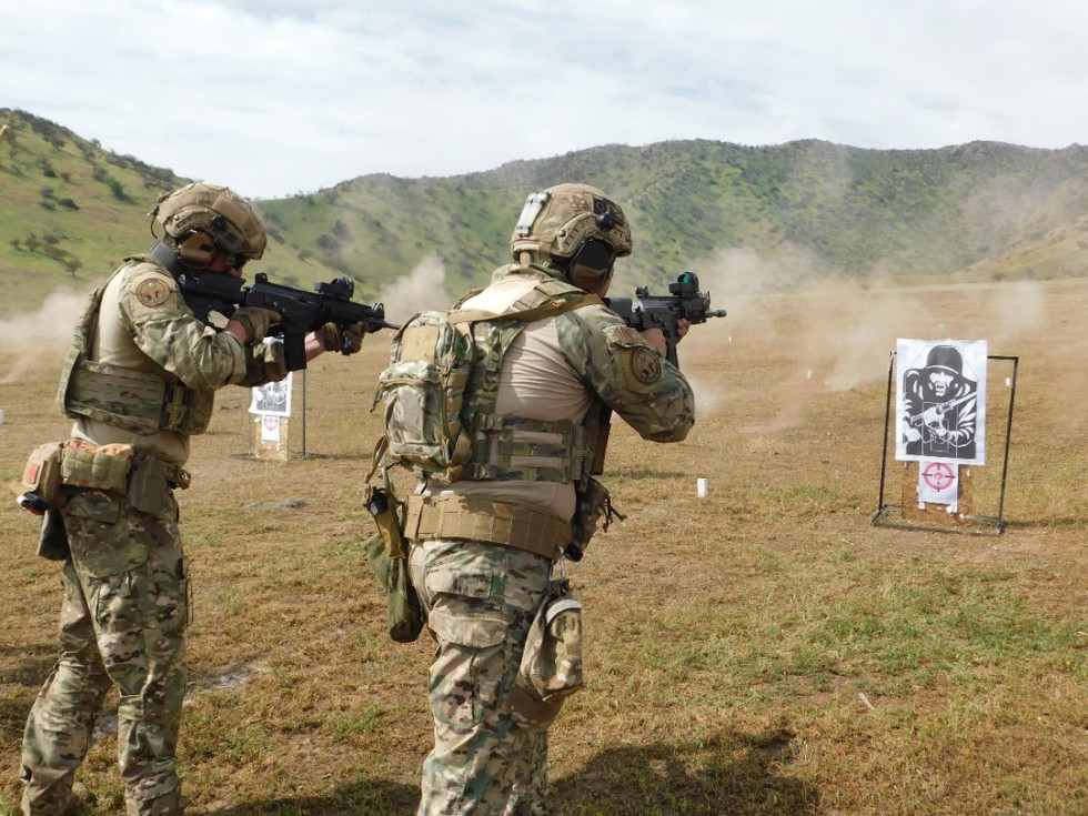 Personal realizando práctica de tiro con fusiles de asalto Galil ACE 22 N C equipados con mira Meprolight Mepro M21 Firma Ejército de Chile