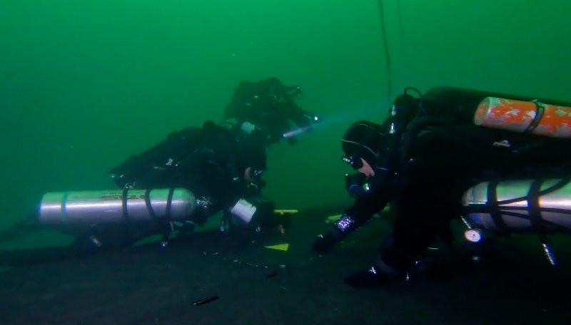 Buzos de salvataje en una de las escotillas del submarino SS 20 Thomson Firma Armada de Chile